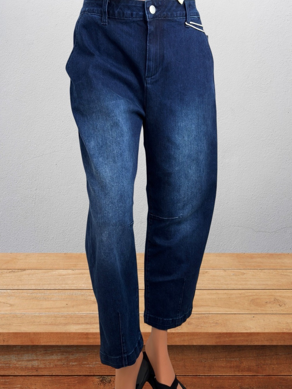 NWT Curved Barrel Leg Horseshoe Denim Cropped  Jeans Size  Large FLAMINGALS
